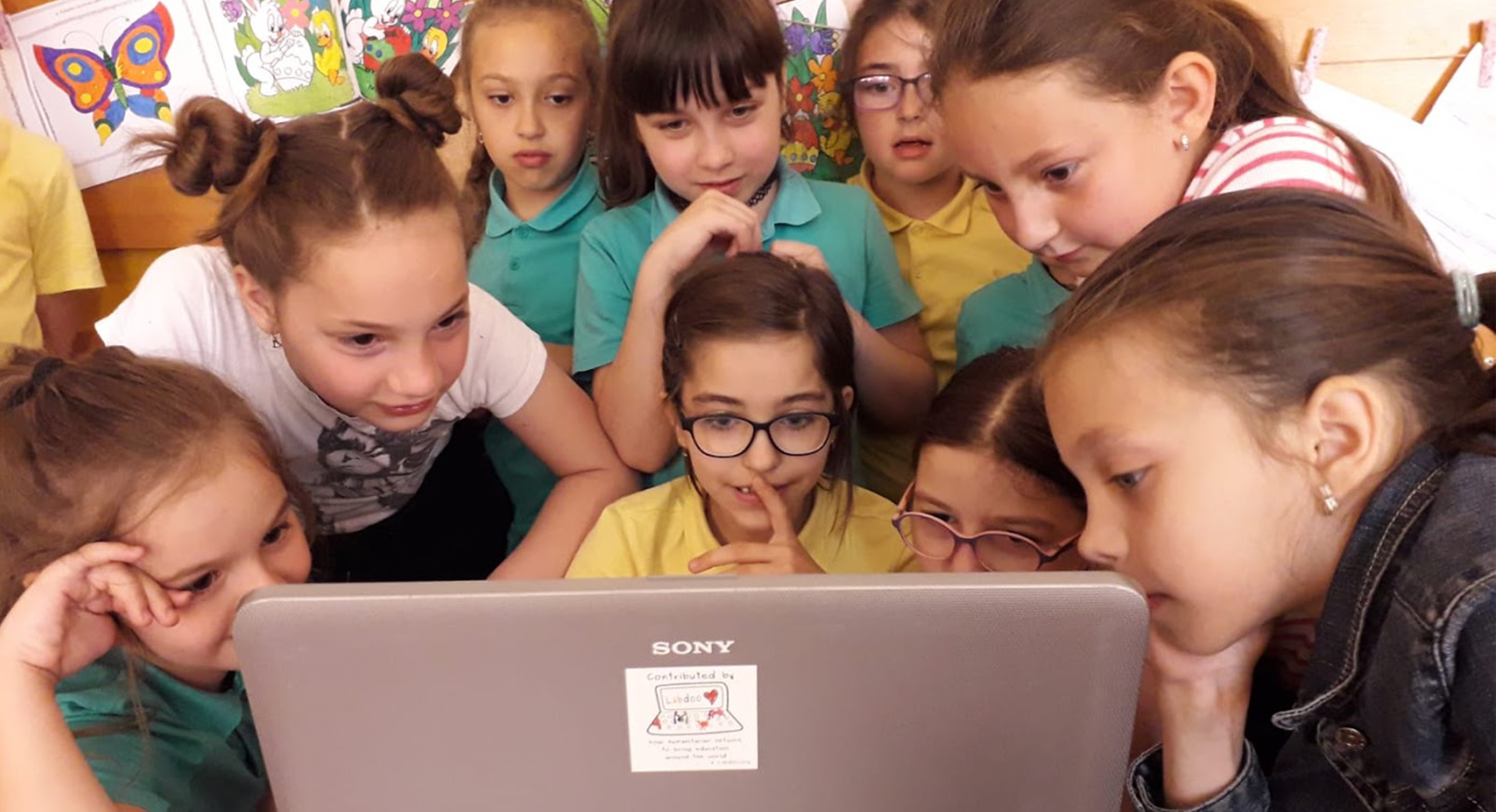 Kinder in Rumänien mit Laptop